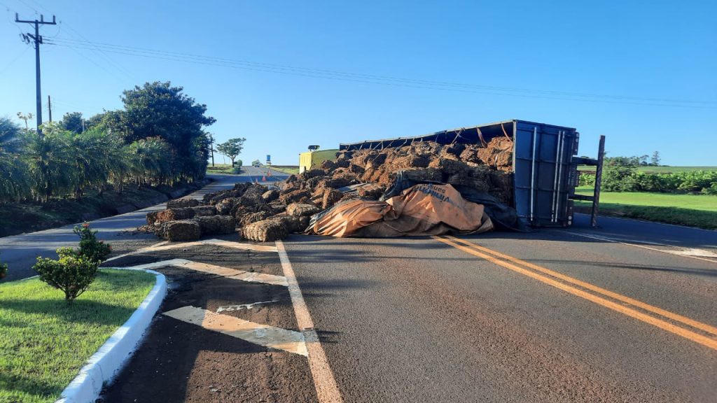 Semirreboque com placas de Cascavel tomba e interdita rodovia PR-467 em Itaipulândia