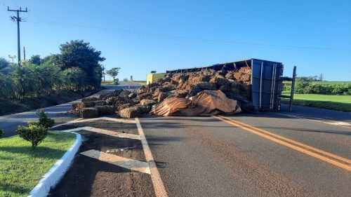 Imagem referente a Semirreboque com placas de Cascavel tomba e interdita rodovia PR-467 em Itaipulândia