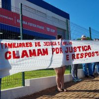 Imagem referente a Familiares e amigos de jovem que morreu após parto de natimorto realizam manifestação em frente ao HUOP