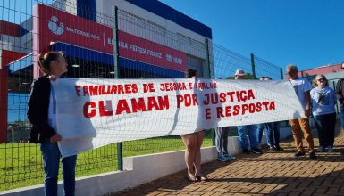 Imagem referente a Familiares e amigos de jovem que morreu após parto de natimorto realizam manifestação em frente ao HUOP