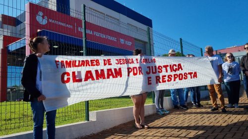 Imagem referente a Familiares e amigos de jovem que morreu após parto de natimorto realizam manifestação em frente ao HUOP