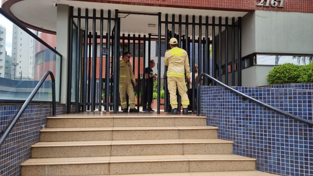 Bombeiros resgatam crianças presas em elevador em edifício no Centro