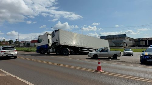 Imagem referente a Carreta quase tomba às margens da BR-369, em Cascavel