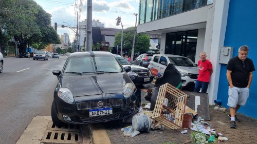 Imagem referente a Kia Magentis e Fiat Punto se envolvem em colisão no Centro de Cascavel