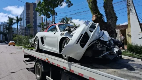 Imagem referente a Motorista bate Porsche de R$ 655 mil e abandona carro