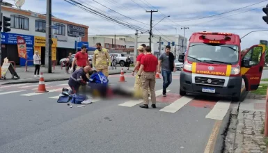 Imagem referente a Idosa fica em estado grave ao ser atropelada por moto em faixa de pedestres