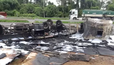 Imagem referente a Caminhão é consumido por incêndio após tombar na BR-376