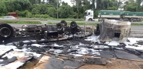 Caminhão é consumido por incêndio após tombar na BR-376