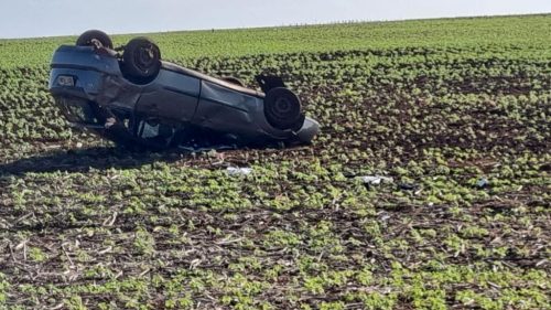 Carro capota e é encontrado em lavoura de soja na rodovia PR 182