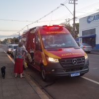 Imagem referente a Atropelamento por moto deixa duas pessoas feridas na Rua Jorge Lacerda