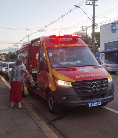 Imagem referente a Atropelamento por moto deixa duas pessoas feridas na rua rua Jorge Lacerda