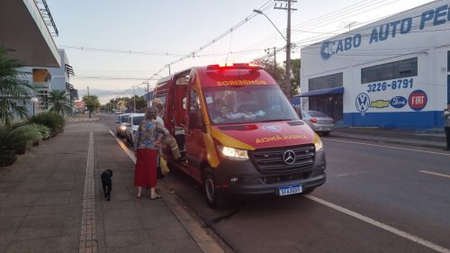 Imagem referente a Atropelamento por moto deixa duas pessoas feridas na Rua Jorge Lacerda