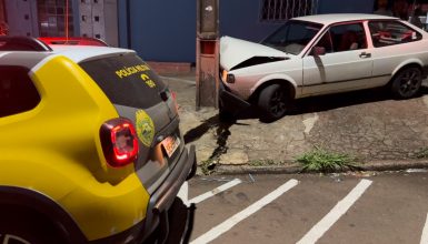 Imagem referente a Forte colisão de carro contra poste é registrada no Brasília