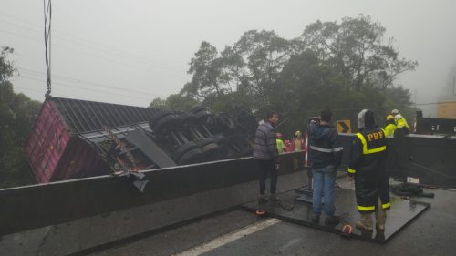 Acidente envolvendo carreta e van deixa pelo menos seis mortos