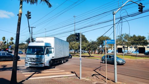 Imagem referente a Acidente com caminhão baú deforma semáforo e deixa cabos pendurados em Cascavel