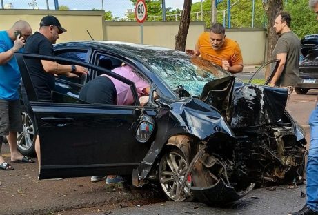 Imagem referente a Civic fica destruído após bater contra árvore na Avenida Juscelino Kubitschek