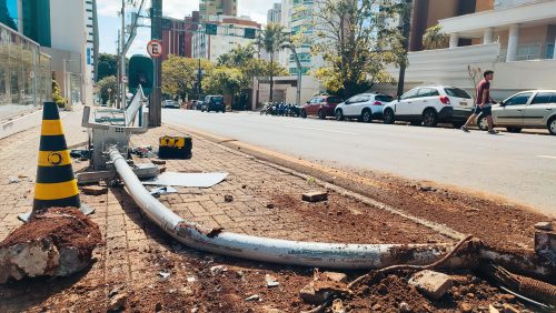 Radar é derrubado em acidente de trânsito na Rua Minas Gerais