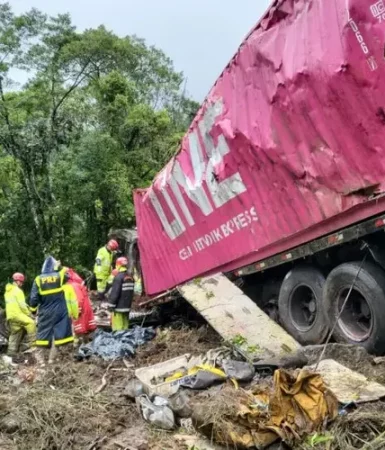 Imagem referente a Sobe para nove os mortos em colisão entre carreta e van de atletas