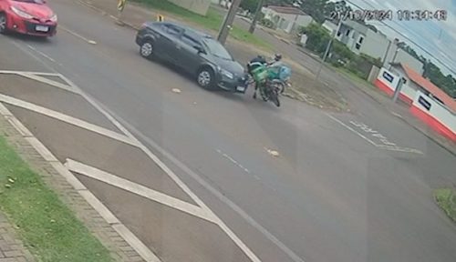 Vídeo mostra motociclista atravessando cruzamento e sendo atingido por carro