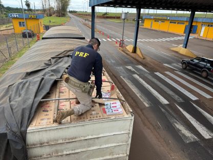 Cascavelense é preso em Umuarama com carreta abarrotada de cigarros