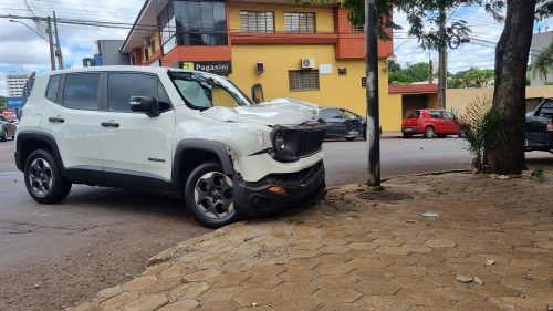 Jeep e Peugeot se envolvem em acidente na Rua Rio Grande do Sul