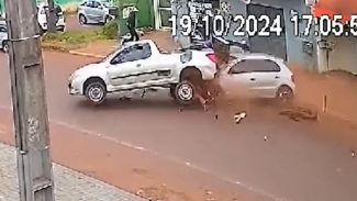 Câmera de segurança flagra colisão entre dois veículos na Rio da Paz