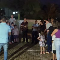 Imagem referente a Família e amigos se reúnem em oração pela recuperação da Manu que se afogou em piscina