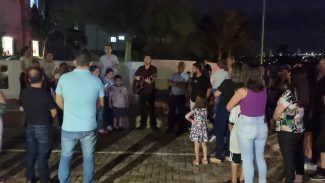 Família e amigos se reúnem em oração pela recuperação da Manu que se afogou em piscina