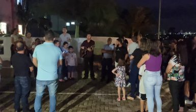 Imagem referente a Família e amigos se reúnem em oração pela recuperação da Manu que se afogou em piscina