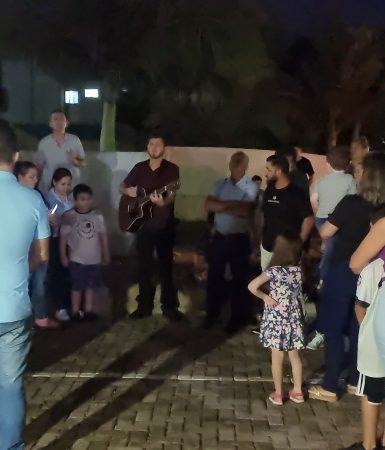 Imagem referente a Família e amigos se reúnem em oração pela recuperação da Manu que se afogou em piscina