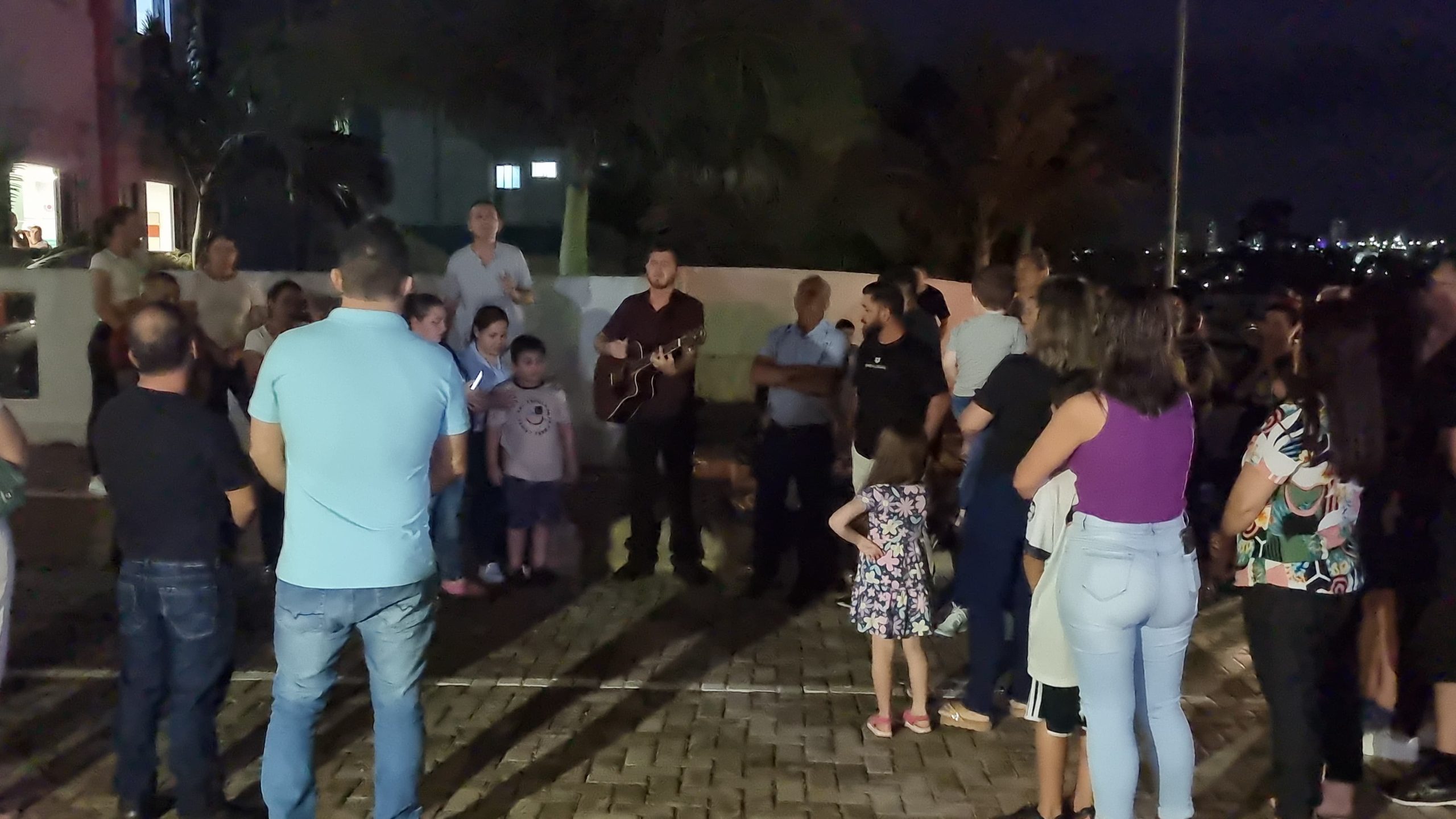 Família e amigos se reúnem em oração pela recuperação da Manu que se afogou em piscina Família e amigos se reúnem em oração pela recuperação da Manu que se afogou em piscina