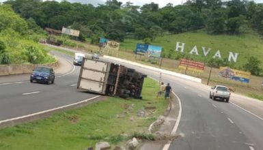 Imagem referente a Caminhão frigorífico tomba após se envolver em acidente na BR-277 em Matelândia