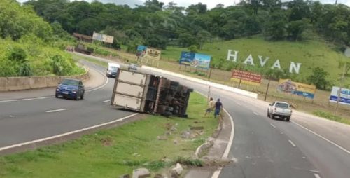 Imagem referente a Caminhão frigorífico tomba após se envolver em acidente na BR-277 em Matelândia