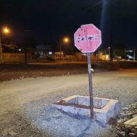 Imagem referente a Moradores reclamam da demora em obra e sinalizam buraco com placa para evitar acidentes no Floresta