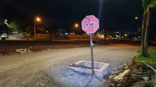 Imagem referente a Moradores reclamam da demora em obra e sinalizam buraco com placa para evitar acidentes no Floresta