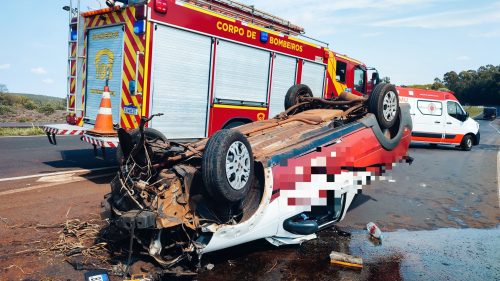 Imagem referente a Jovem de 18 anos de idade fica ferido em capotamento no Contorno Oeste, em Cascavel