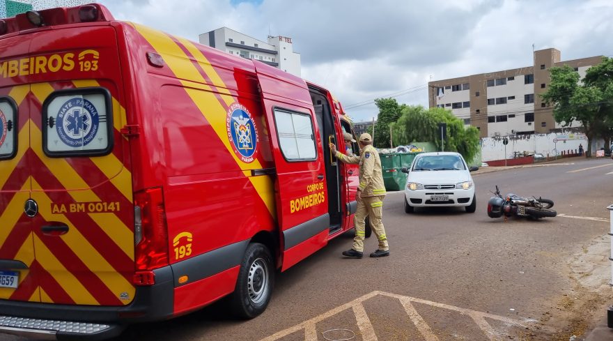 Bombeiros atendem vítima de acidente na Rua São Paulo, no Centro