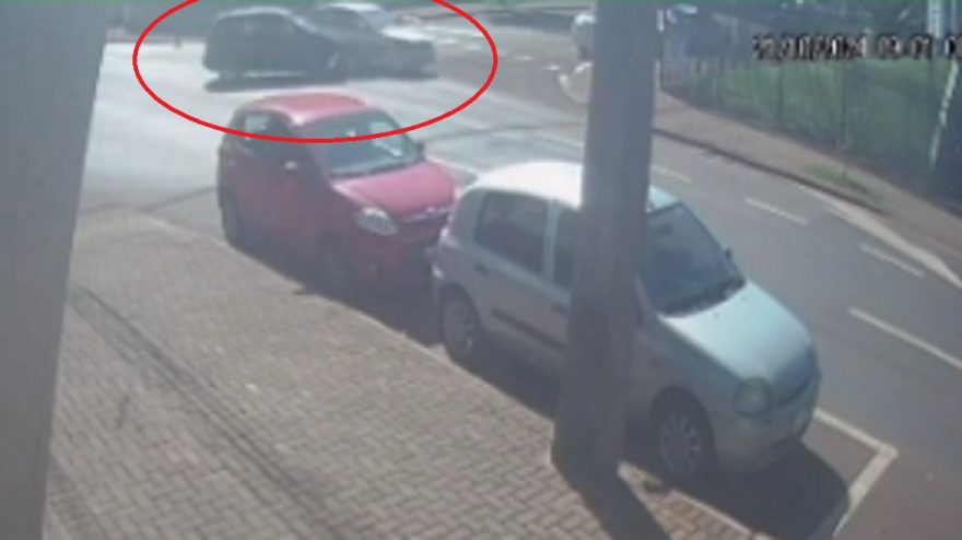 Câmera flagra colisão entre carros na Rua Antonina