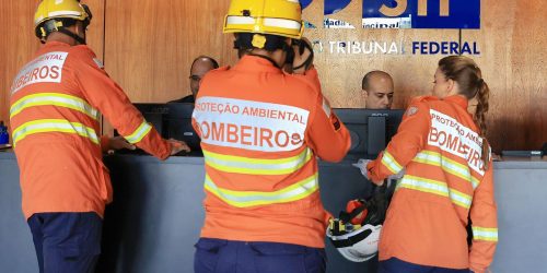 Imagem referente a Bombeiros vistoriam sede do STF um dia após princípio de incêndio