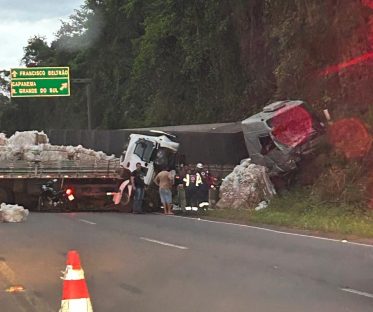 Imagem referente a Grave acidente na BR-163: Motorista de 22 anos fica preso nas ferragens