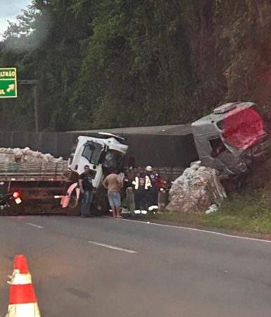 Imagem referente a Grave acidente na BR-163: Motorista de 22 anos fica preso nas ferragens