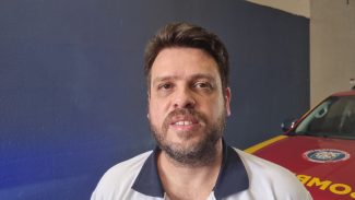 Homem esfaqueado pelo irmão corre risco de morte, afirma médico do Siate