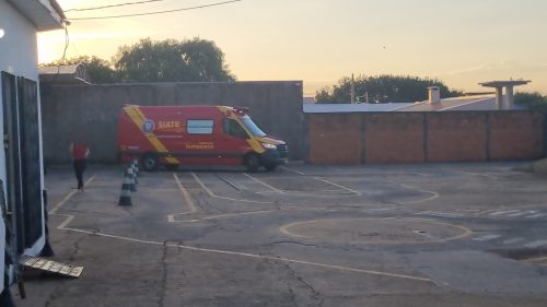 Imagem referente a Mulher cai de moto em pista de auto escola e fica ferida