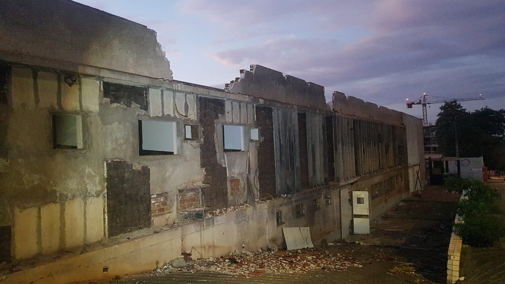 Grupo queima fios de cobre na estrutura do antigo Hospital do Coração e Corpo de Bombeiros é acionado