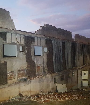 Imagem referente a Grupo queima fio de cobre na estrutura do antigo Hospital do Coração e Corpo de Bombeiros é acionado