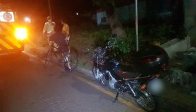 Imagem referente a Acidente entre motociclista e ciclista é registrado na Rua Jacarezinho