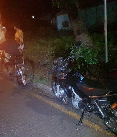 Imagem referente a Acidente entre motociclista e ciclista é registrado na Rua Jacarezinho