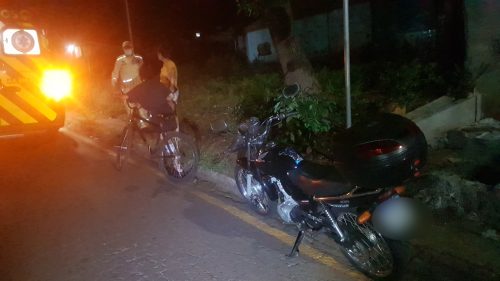 Imagem referente a Acidente entre motociclista e ciclista é registrado na Rua Jacarezinho