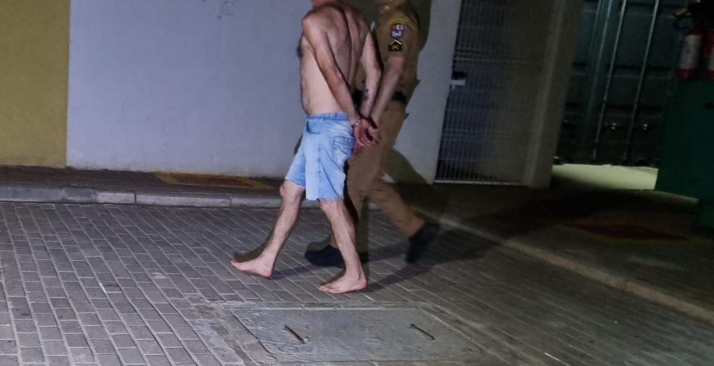 Indivíduo é detido após agredir a esposa com golpe de faca no rosto
