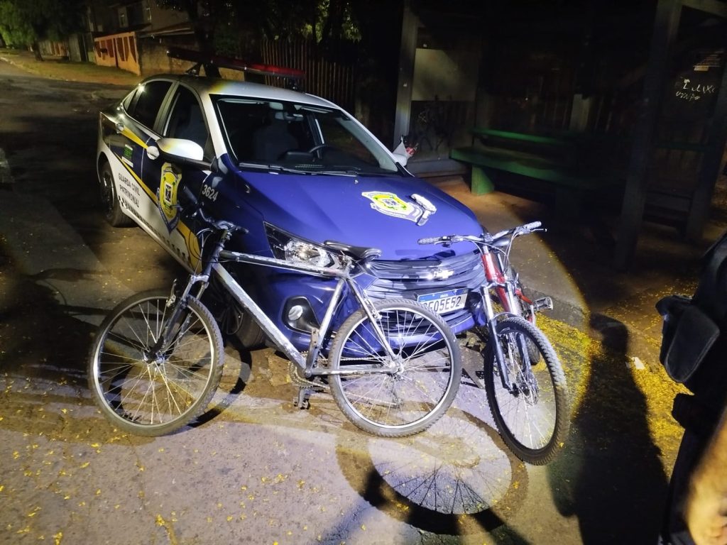 Guarda Civil Patrimonial impede furto em escola e suspeitos abandonam bicicletas e faca